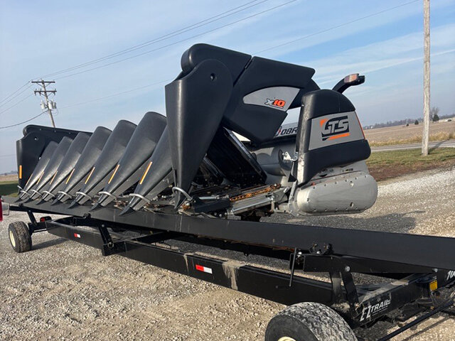 side view of the 20 23 G T S X 10 8 row corn head